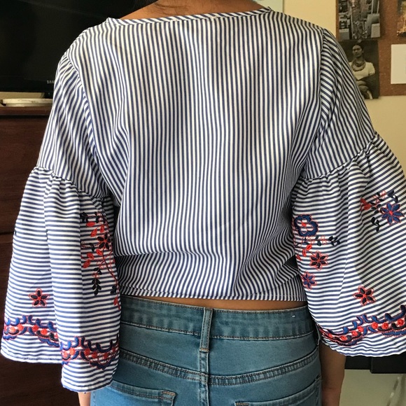 ✨new✨ Blue & White striped wrap blouse - Picture 2 of 6